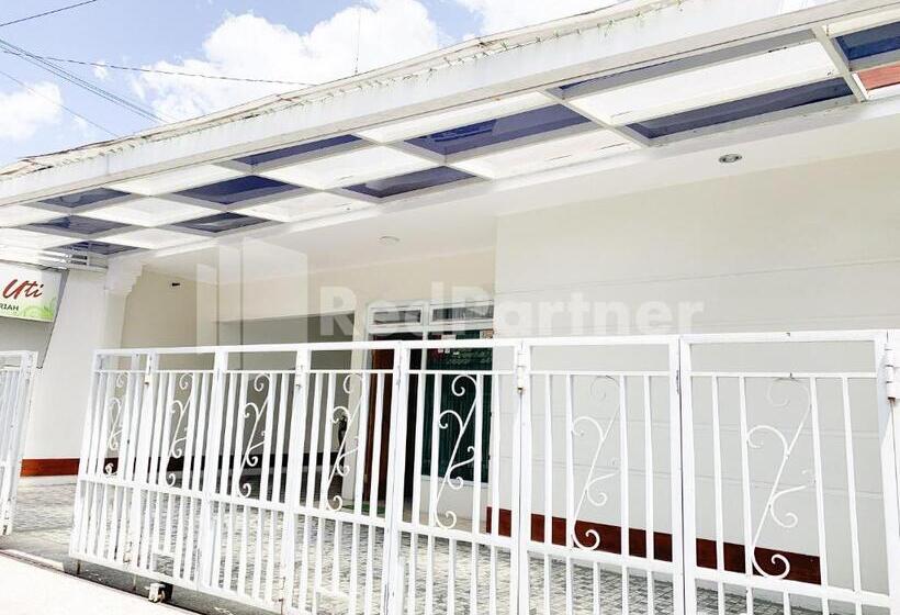 Отель Oma Uti Syariah Mitra Reddoorz Near Stasiun Lempuyangan