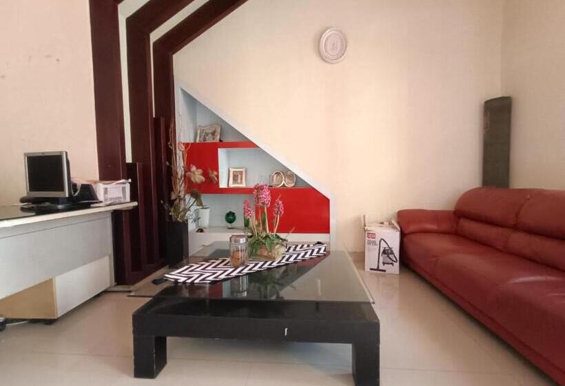 فندق Reddoorz Syariah Near Rumah Sakit Umum Wisata Uit