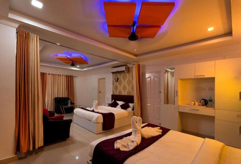 ホテル The Hydel Luxury Palace