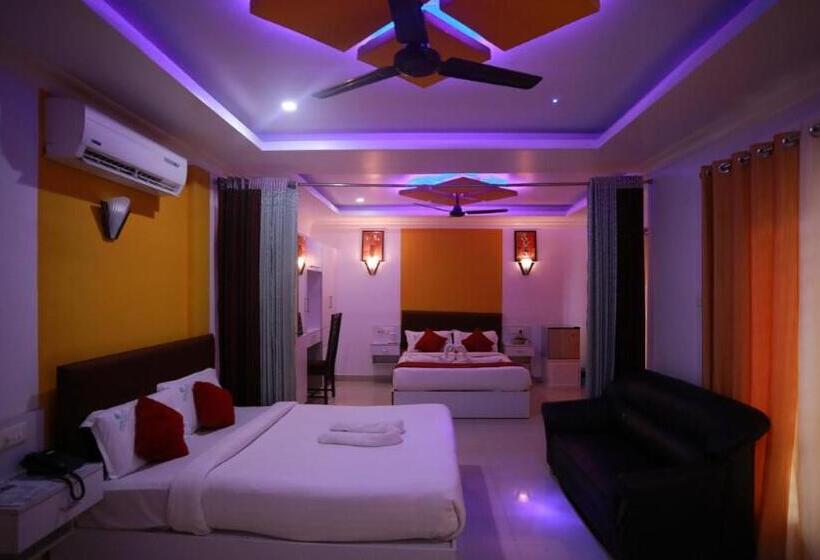 ホテル The Hydel Luxury Palace