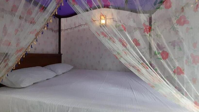 Отель Travelers Halt