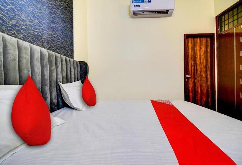 Oyo Flagship Hotel White Hut