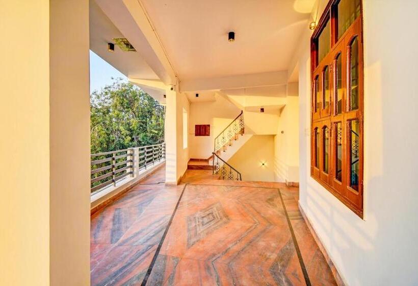 Oyo Flagship Hotel White Hut