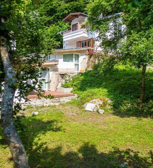 پانسیون стаи за гости в ритрийт център светлина мир любов Guest Rooms In Light Peace Love Center