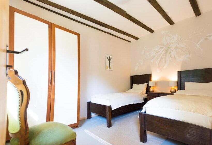 پانسیون стаи за гости в ритрийт център светлина мир любов Guest Rooms In Light Peace Love Center