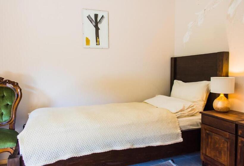 پانسیون стаи за гости в ритрийт център светлина мир любов Guest Rooms In Light Peace Love Center