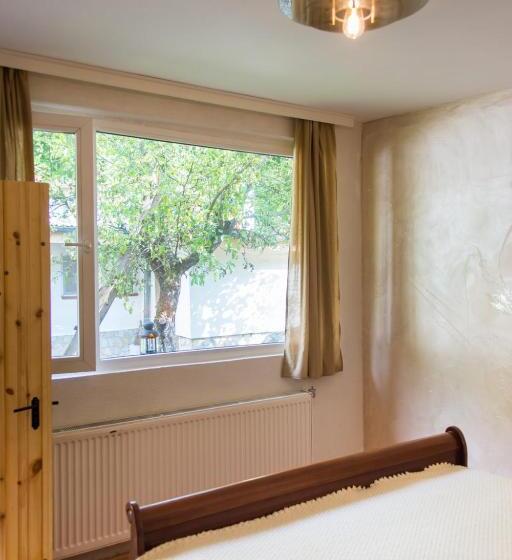 پانسیون стаи за гости в ритрийт център светлина мир любов Guest Rooms In Light Peace Love Center