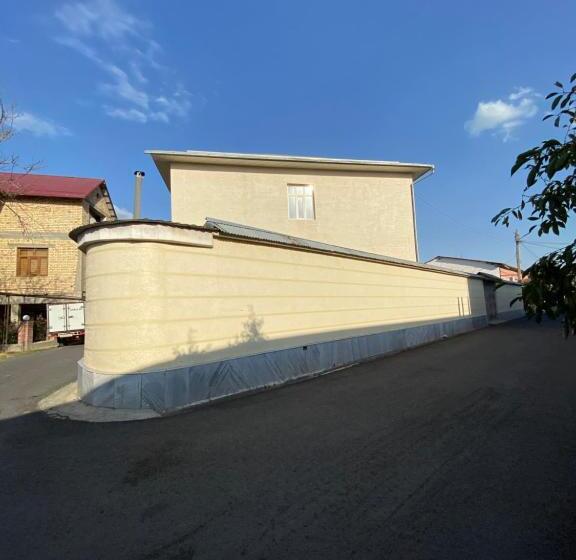 بنسيون 2х этажный бежевый жилой дом