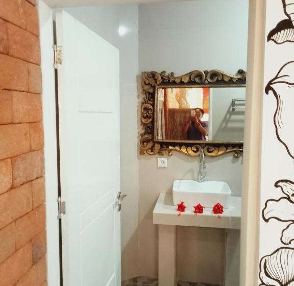 פנסיון Buratwangi Tropis House