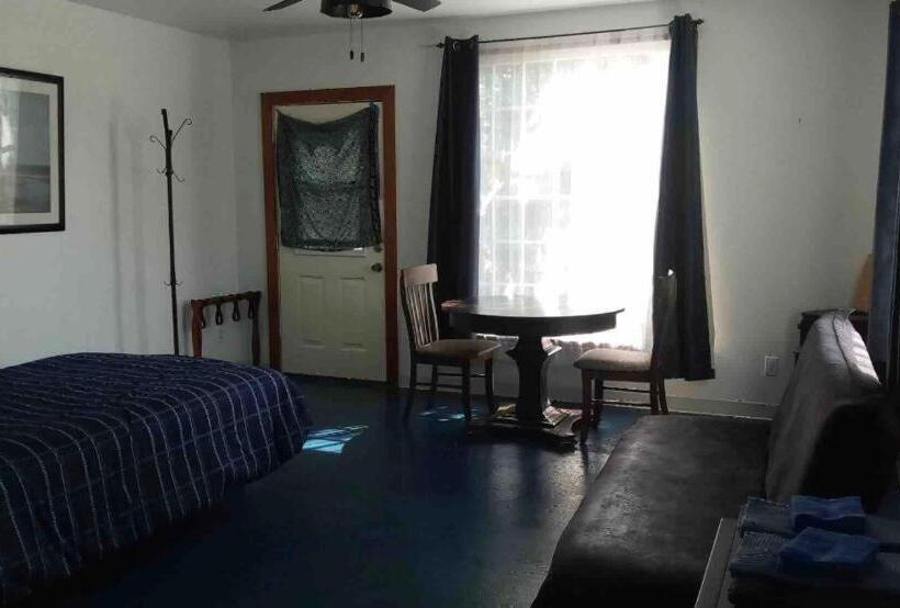 פנסיון Funky Little Shack