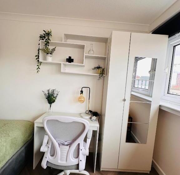 ペンション Private Room In Modern Shared Apartment, Each With Kitchenette, Central Birmingham