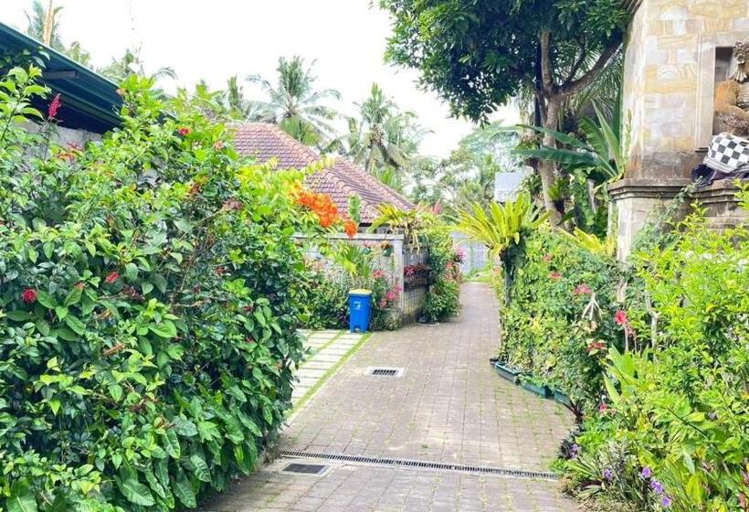 بنسيون Rumah Taman Kutuh