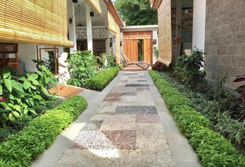 بنسيون Rumah Taman Kutuh