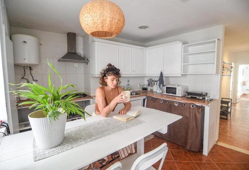 پانسیون Shared Apartment With Bright Private Patio In Lisboa