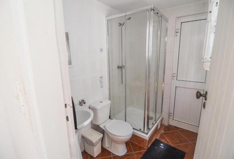 پانسیون Shared Apartment With Bright Private Patio In Lisboa