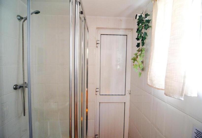 پانسیون Shared Apartment With Bright Private Patio In Lisboa