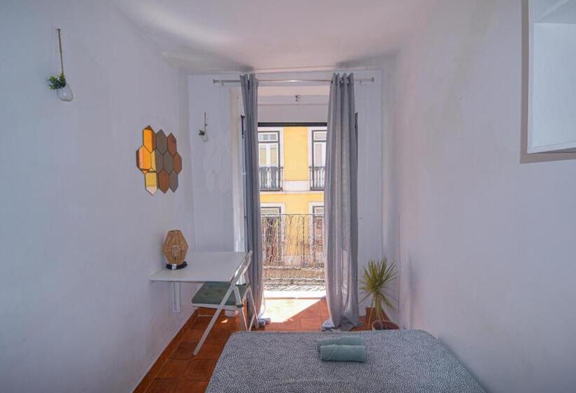 پانسیون Shared Apartment With Bright Private Patio In Lisboa