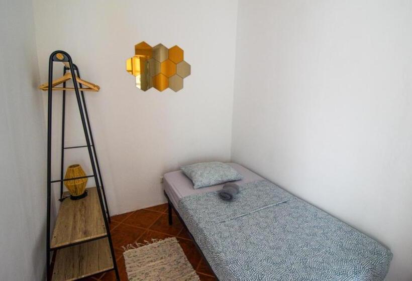 پانسیون Shared Apartment With Bright Private Patio In Lisboa