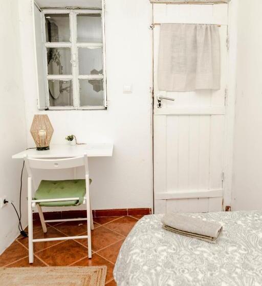 پانسیون Shared Apartment With Bright Private Patio In Lisboa