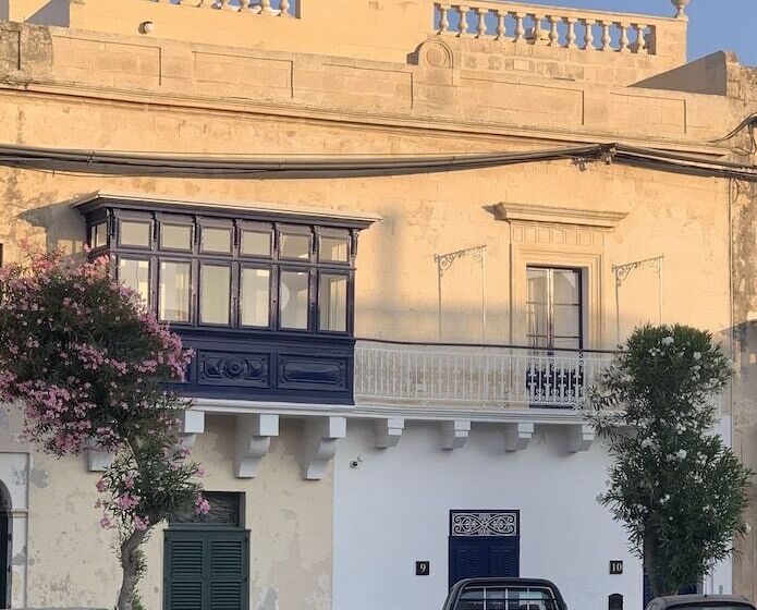 پانسیون Room In Guest Room   The 10 Square   A Townhouse Situated In The Heart Of Siggiewi Village Square