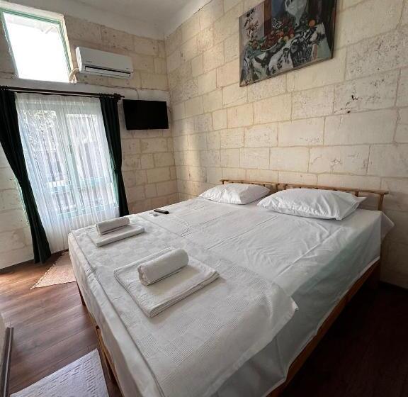 Petra Hotel & Coffee House