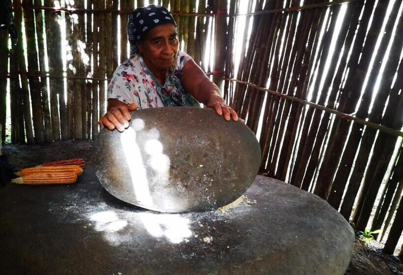 הוסטל Ditsowou Lodge & Tours