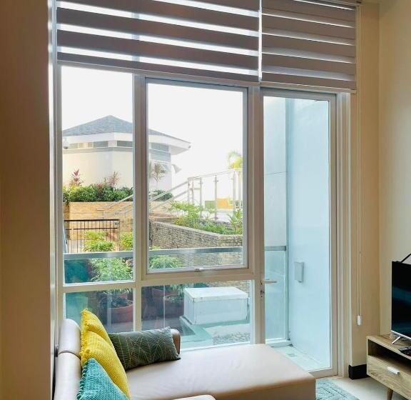 Cozy Condo By The Beach