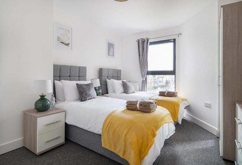 Heathrow Haven: Stylish Apartments In The Heart Of Slough