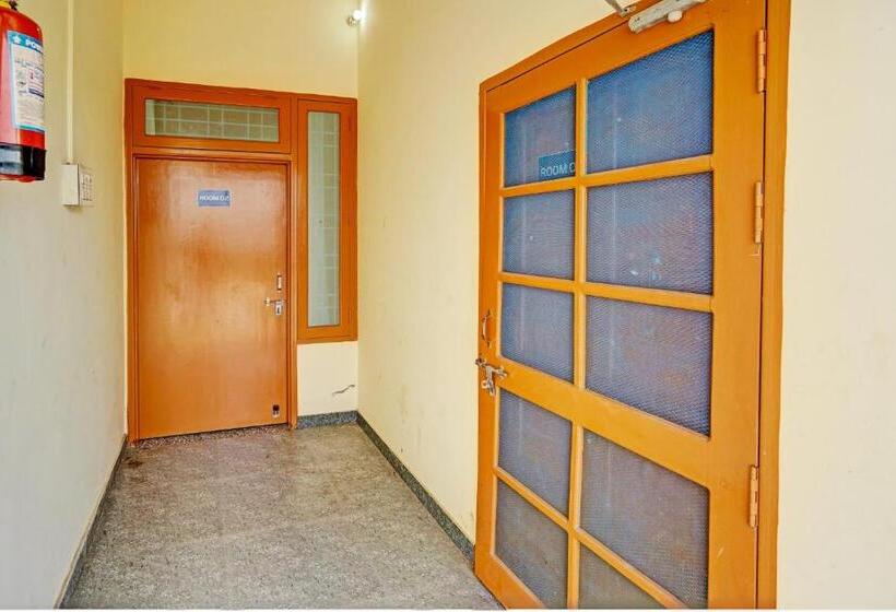 Отель Oyo Vashudev Garden