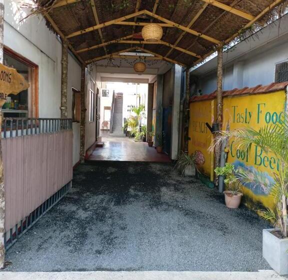 Отель Rock Caffee Holiday Inn