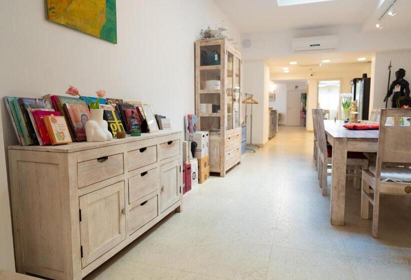 هتل The White Knight Premium Boutique