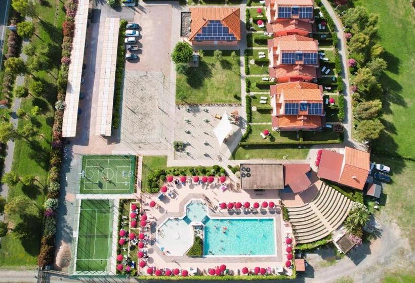 Isa Residence With Swimming Pool In Mazzanta At Only 600 Meters From The Beach, Apartments With Air