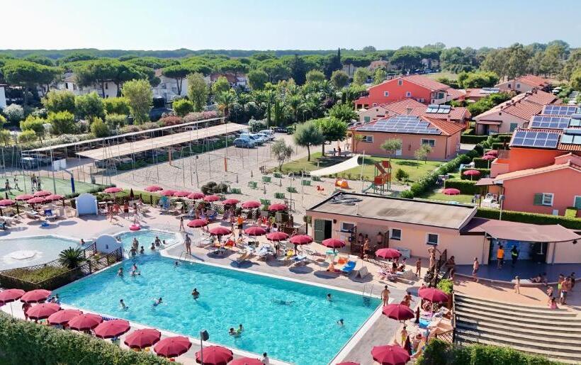 Isa Residence With Swimming Pool In Mazzanta At Only 600 Meters From The Beach, Apartments With Air