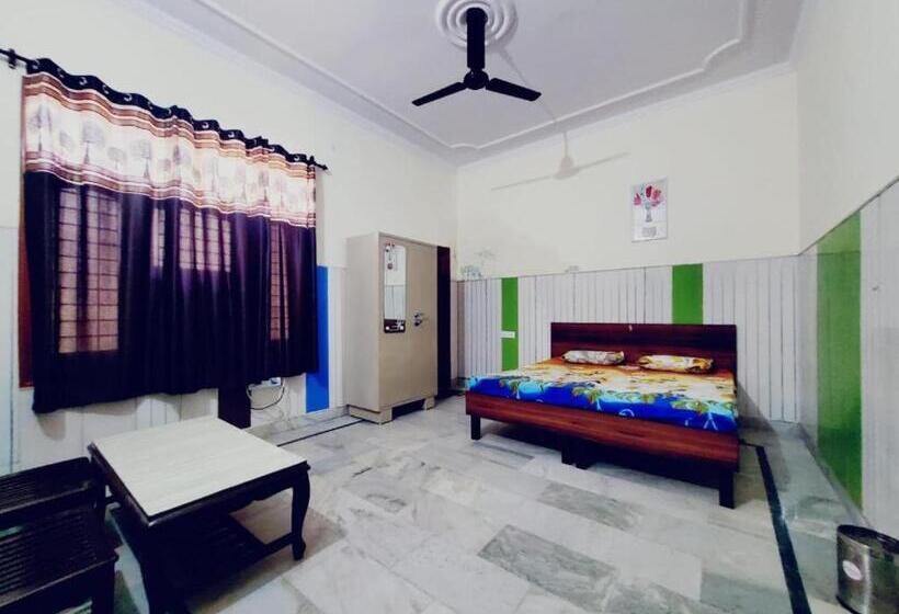 펜션 Royal Oaks Guest House