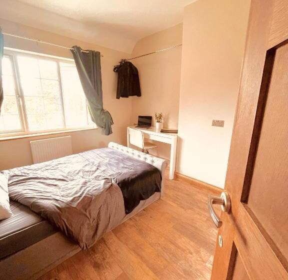 פנסיון Sanhoteliers   Room 4 Free Parking, Shared Bathroom