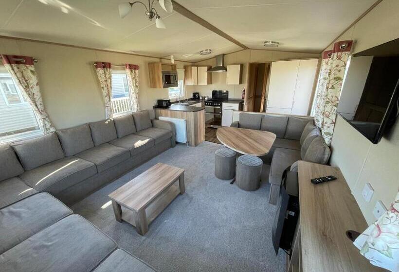 Курорт 87 Lancaster Crescent