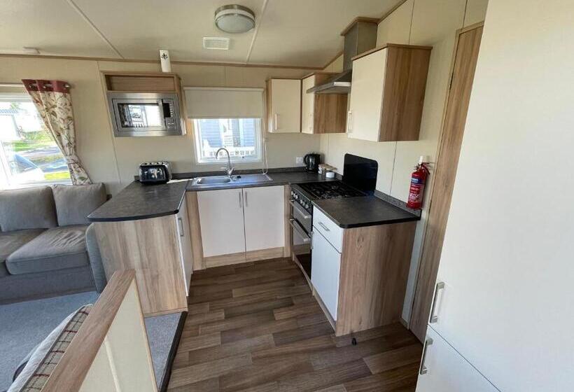 Курорт 87 Lancaster Crescent