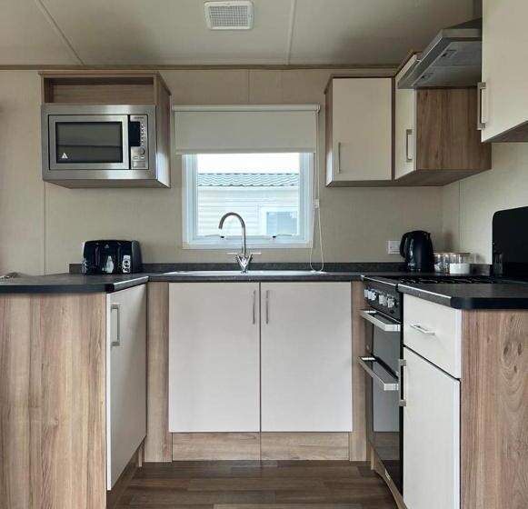 Курорт 87 Lancaster Crescent