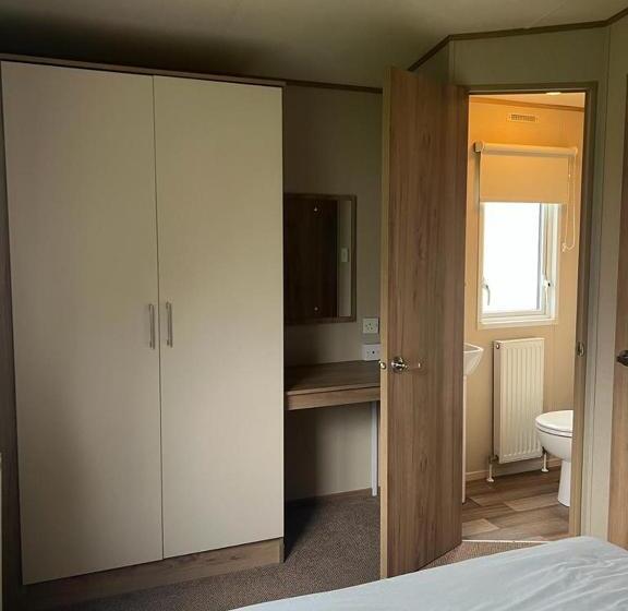 Курорт 87 Lancaster Crescent