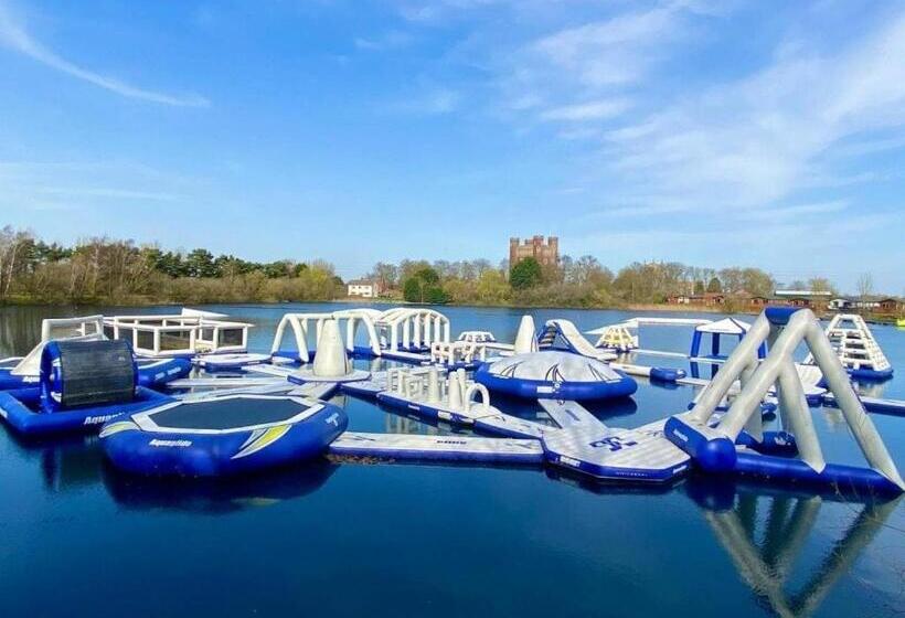 Курорт 87 Lancaster Crescent