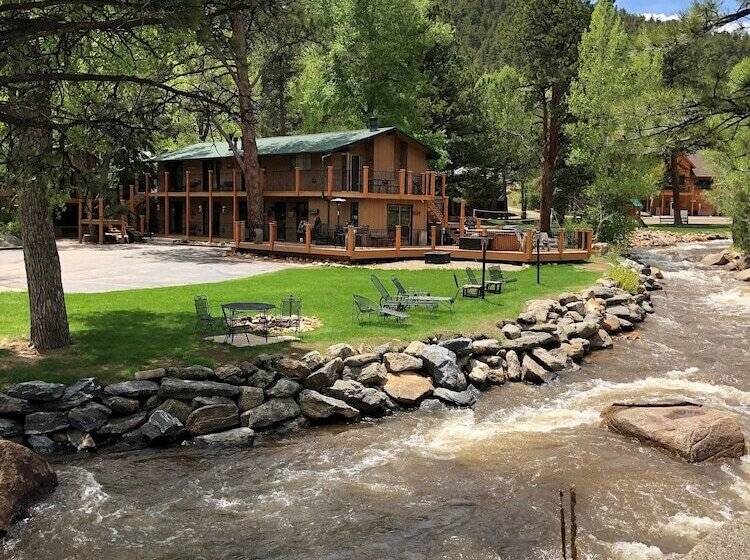 Отель 4 Seasons Inn On Fall River