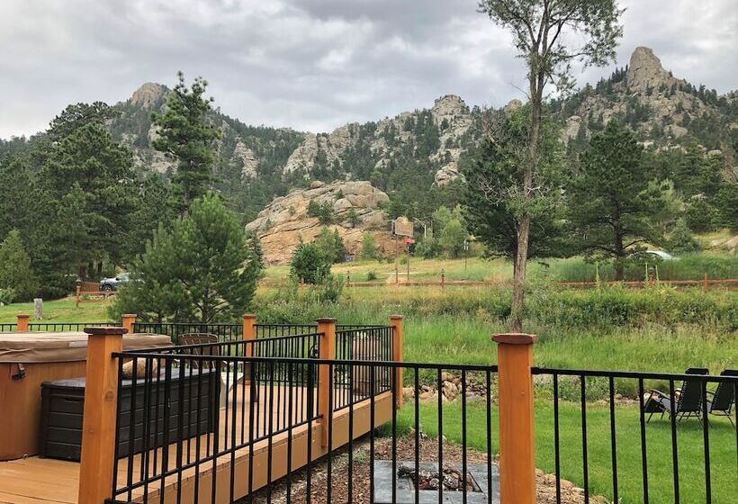 Отель 4 Seasons Inn On Fall River