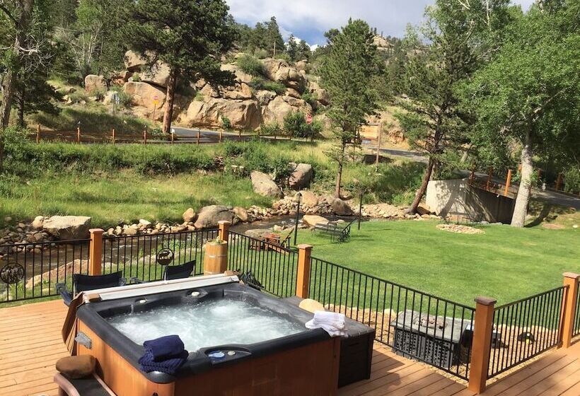 Отель 4 Seasons Inn On Fall River