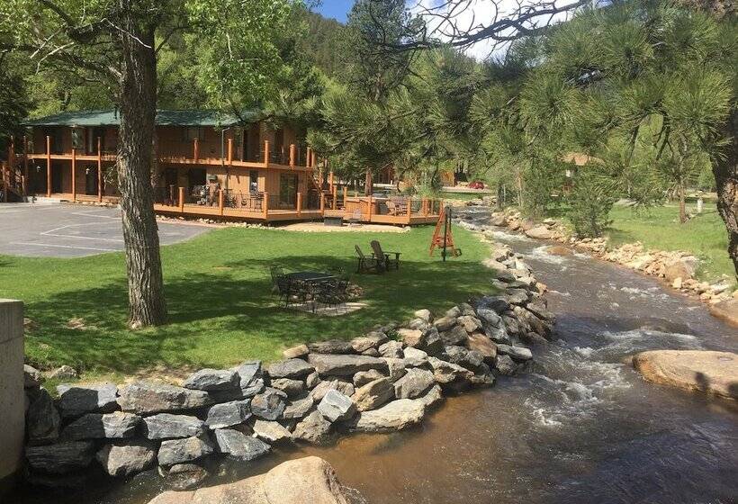 Отель 4 Seasons Inn On Fall River