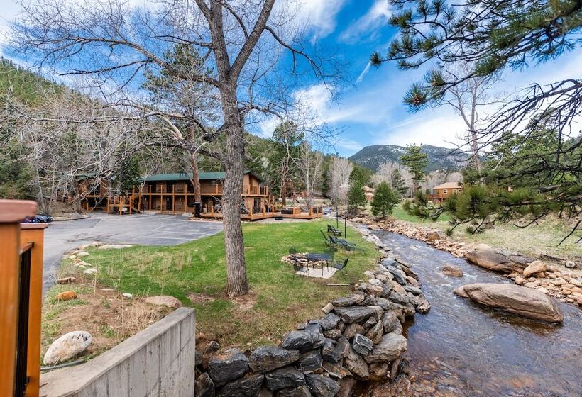 호텔 4 Seasons Inn On Fall River