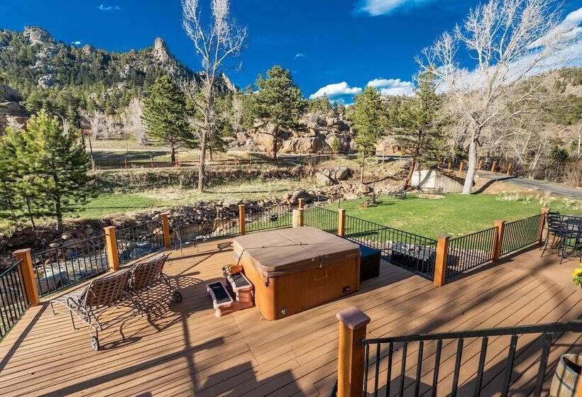 Отель 4 Seasons Inn On Fall River