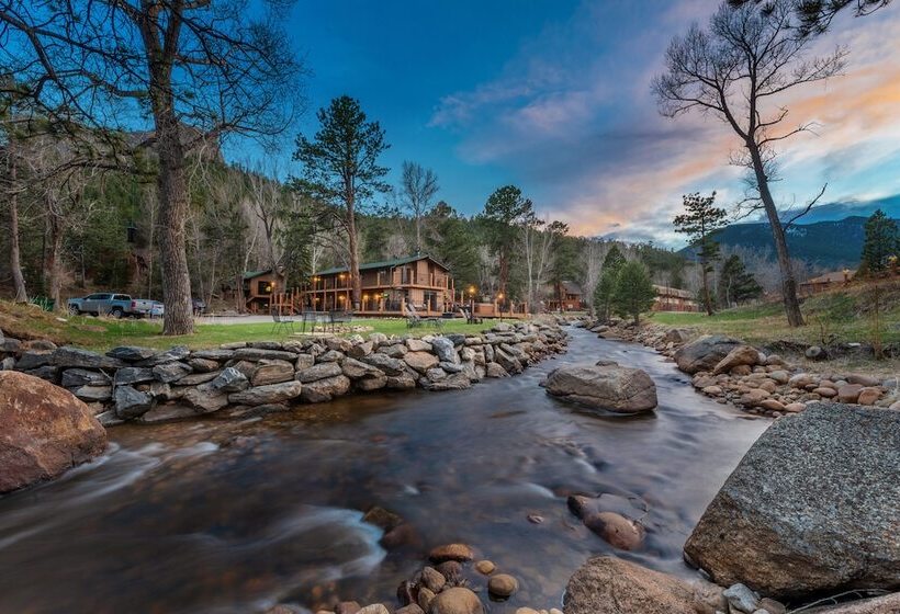 호텔 4 Seasons Inn On Fall River