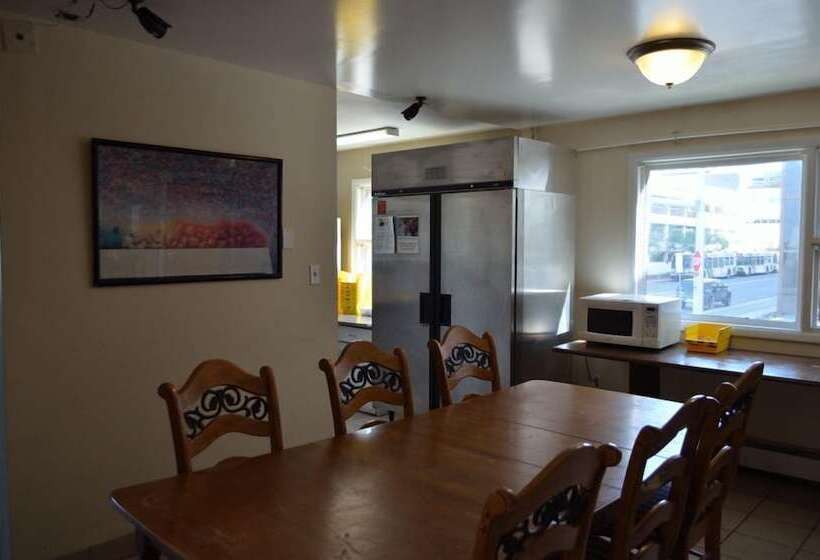 فندق Bent Prop Inn & Hostel Downtown