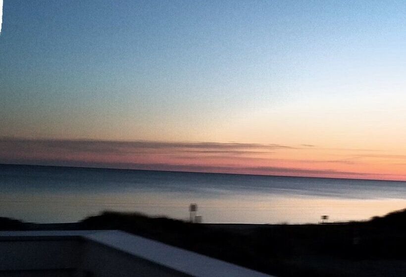 酒店 By The Sea Guests Bed & Breakfast & Suites