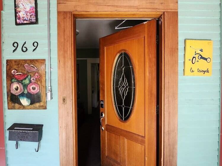 فندق Eugene Lodge And International Hostel